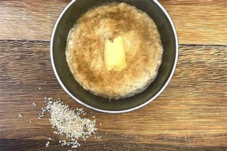 Skål med grød, kanelsukker og en smørklat