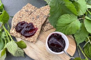 Bræt med knækbrød og marmelade
