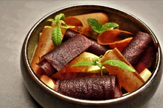 Skål med tørret æble og pære