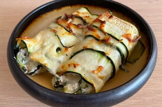 Skål med canneloni af squash og fyld i