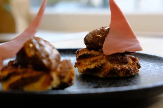 Kiksebund med chokolademousse og lyserrød pynt