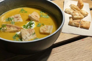 Nærbillede af skål med suppe og stykker brød