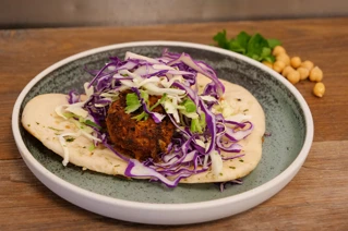 Tallerken med fladbrød, falafel og snittede grøntsager