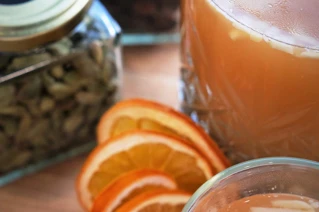 skiver af appelsin ved siden af et nærbillede af et stort glas