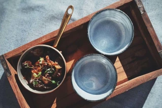 Skåle med Boeuf Bourguignon i et træfad