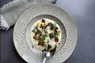 Grå skål med cremet hvid kålrabisuppe