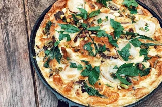 nærbillede af fritatta med snittet grøntsager