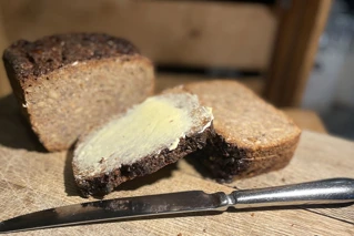 Livø rugbrød i skiver med smør på