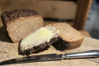 Livø rugbrød i skiver med smør på