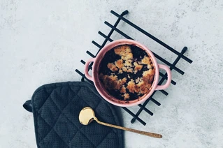 Bagerist med ovnfast gryde med crumble
