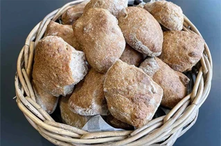 Brødkurv med mange boller