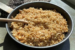 Pande med crumble og en træske