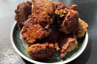 Mange frikadeller på én blå tallerken