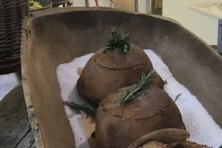 træskål med to brune bolde
