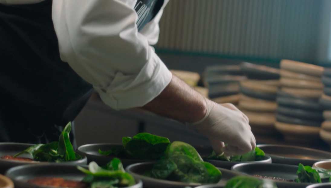 kok anrettet  eller forbereder mad.