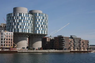Moderne arkitektur ved vandfronten med silo-lignende bygning i København, Danmark.