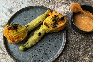 Blå tallerken med to squash blomst