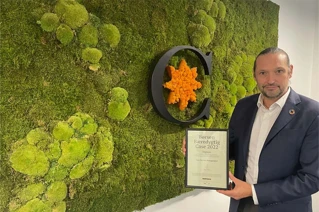 Grøn væg med planter og Coor logo