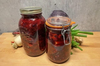 To glas med fermenteret rødkål