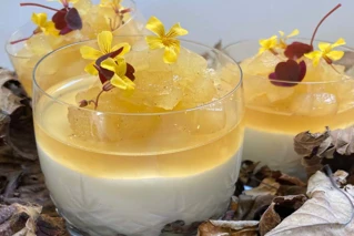 Glas skål med cheesecake