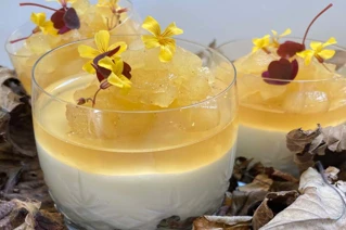 Glas skål med cheesecake