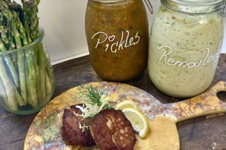 Glas med syltede agurker og remoulade