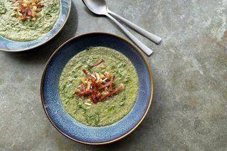 Blå skål med grøn suppe