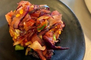 Tallerken med fermenteret kål og andre grøntsager