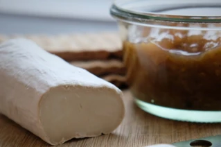 Glas med marmelade og en brie
