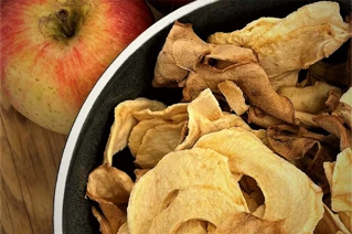 Nærbillede af en skål med spødechips