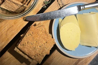 Nærbillede af kiks og en tallerken med smør