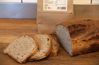 Skiveskåret franskbrød på skærebræt