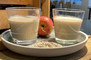 to glas med smoothie med et æble