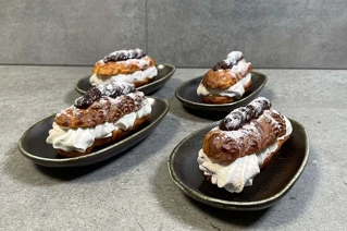 Fire tallerkner med eclairs og skum