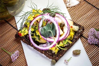 Rugbrødsskive med karry og snittede løg