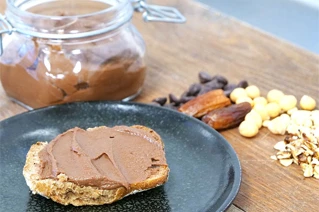 En halv bolle med chokolade pålæg