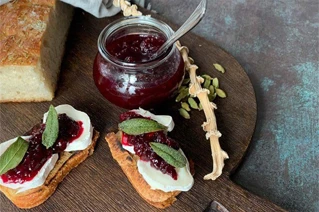 Brød med brie og rødbedemarmelade