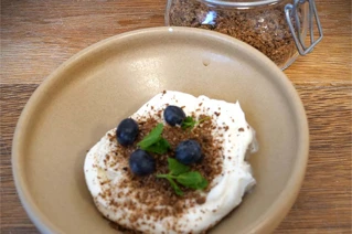 Skål med yoghurt og drys og blåbær