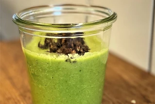 Glas container med grøn gazpacho