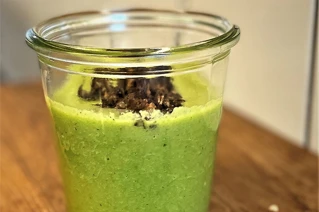 Glas container med grøn gazpacho