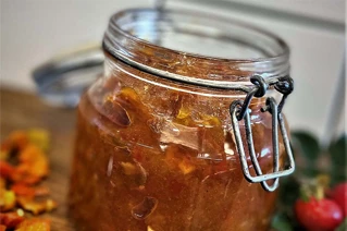 Glas med hybenmarmelade