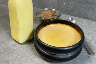 Sort skål med gul kefire masse