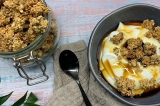 Skål med yoghurt og saltede og ristede nødder