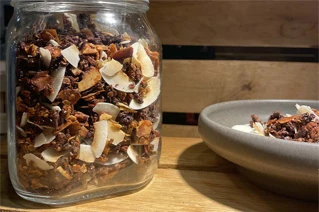 Stort glas fyldt med hjemmelavet granola