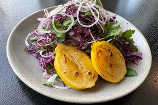 Hvid tallerken med snittet kål og skåret citron