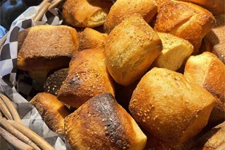 Brødkurv med ternet papir og mange boller