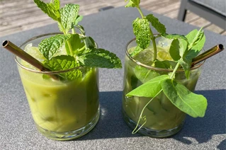 Glas med grøn juice, mynte og sugerør