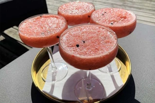 Fire drinks glas med lyserrød sluch ice