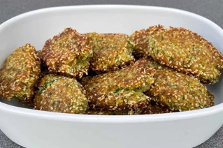 Hvid skål med mange falafler