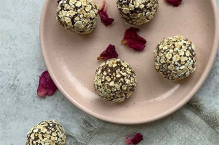 lyserød tallerken med rosenblade og kugler